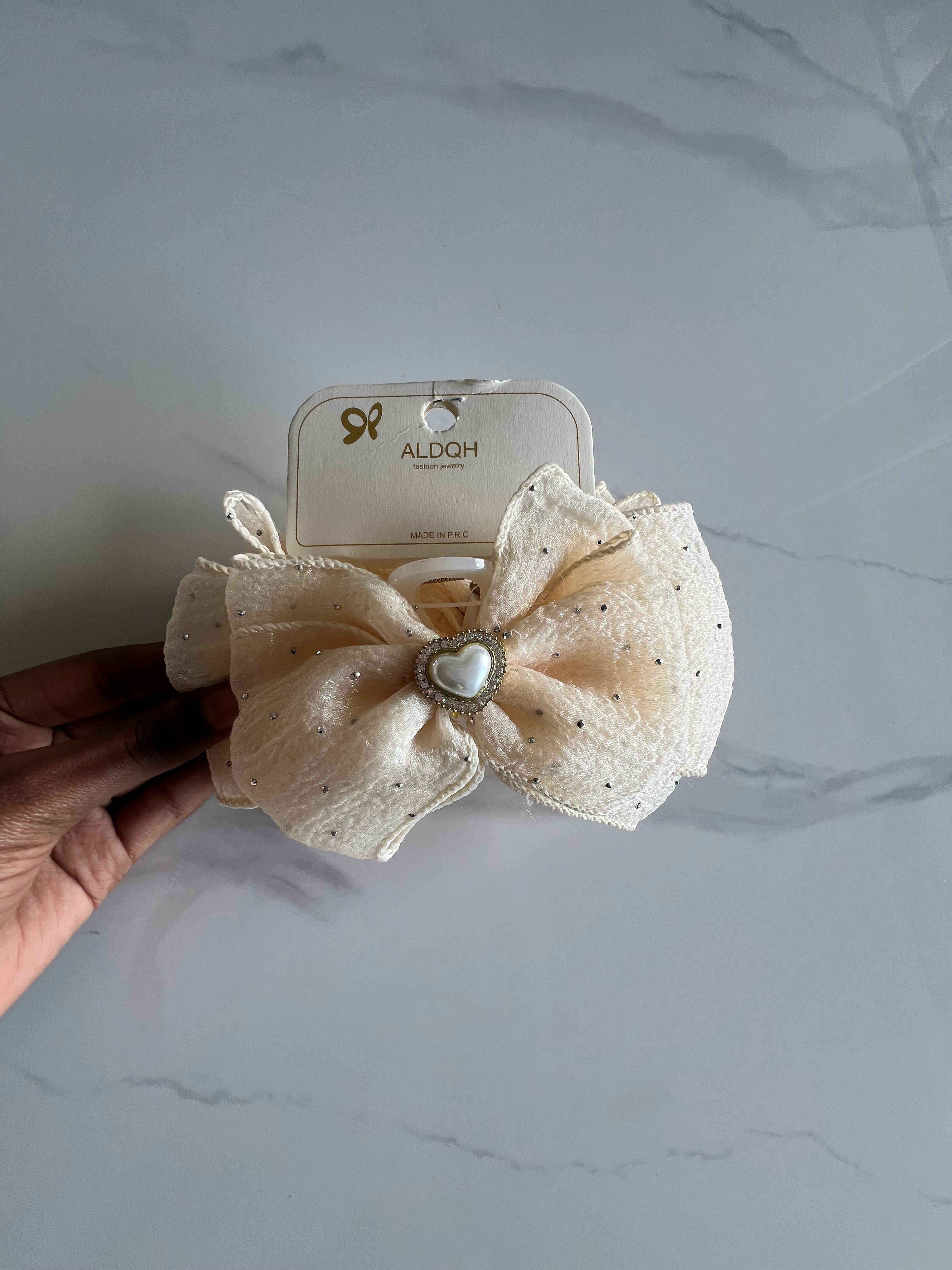 ALDHQ hair clip cream heart detail