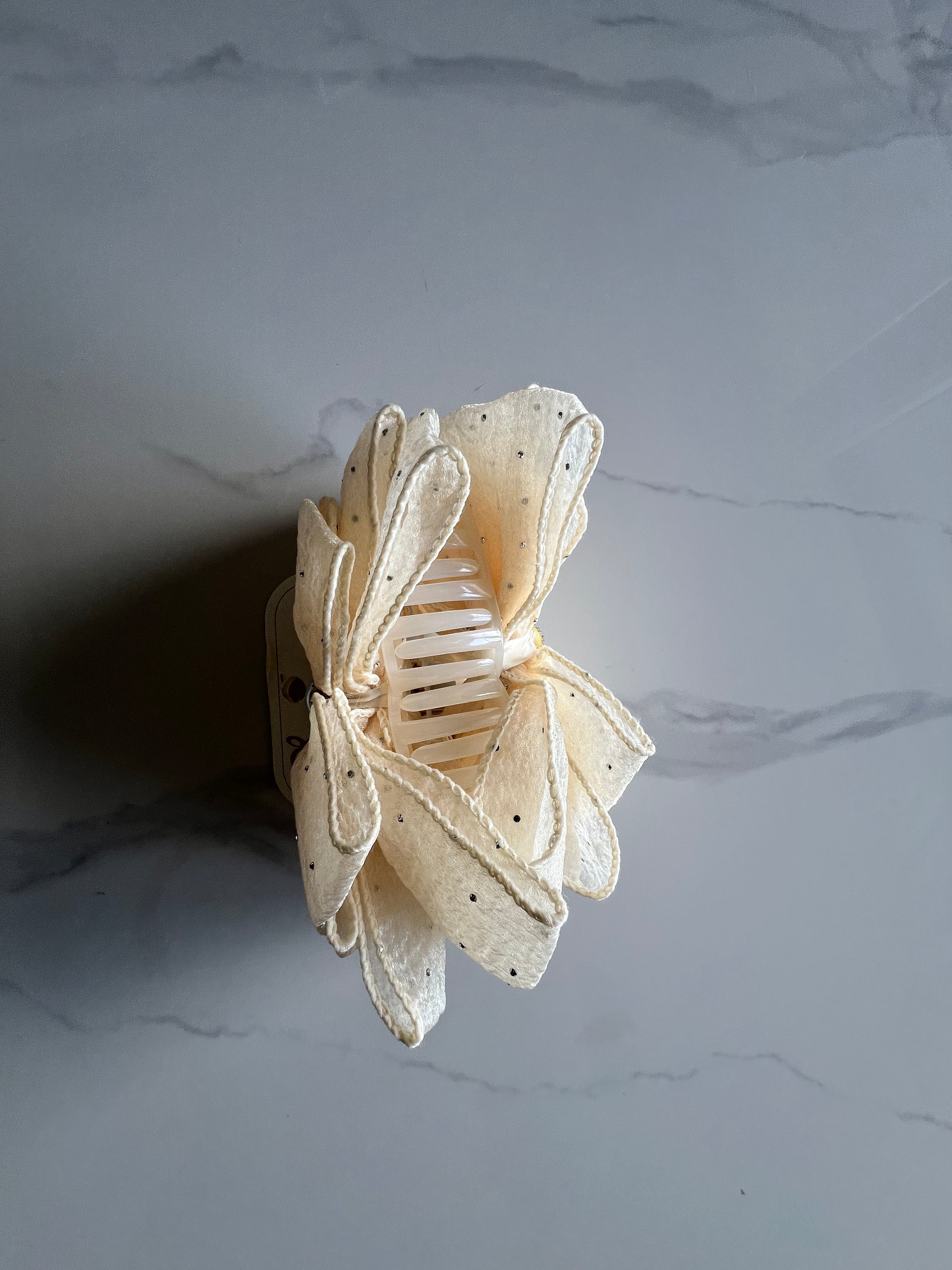 ALDHQ hair clip cream heart detail