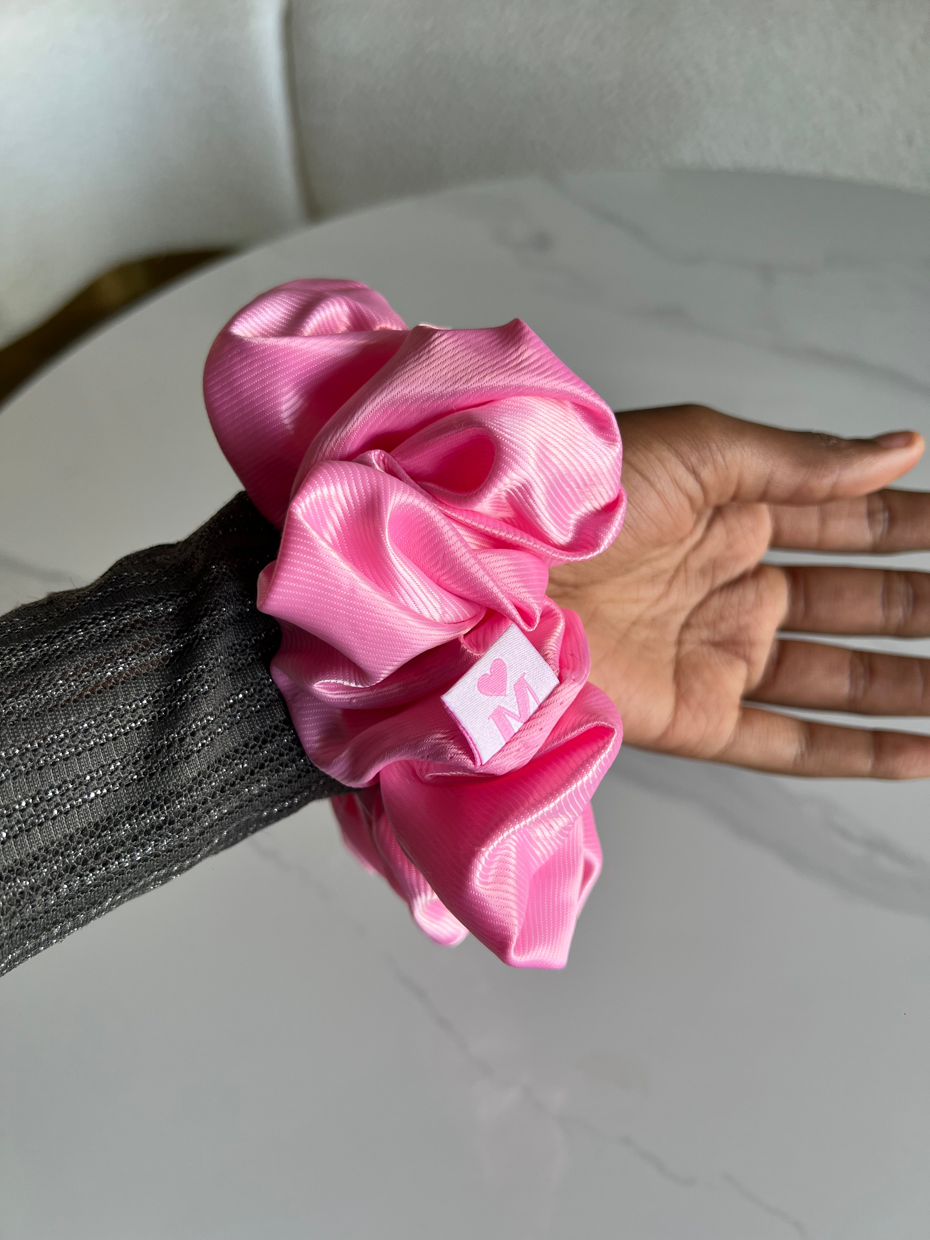 Scrunchie pink satin M-hearts