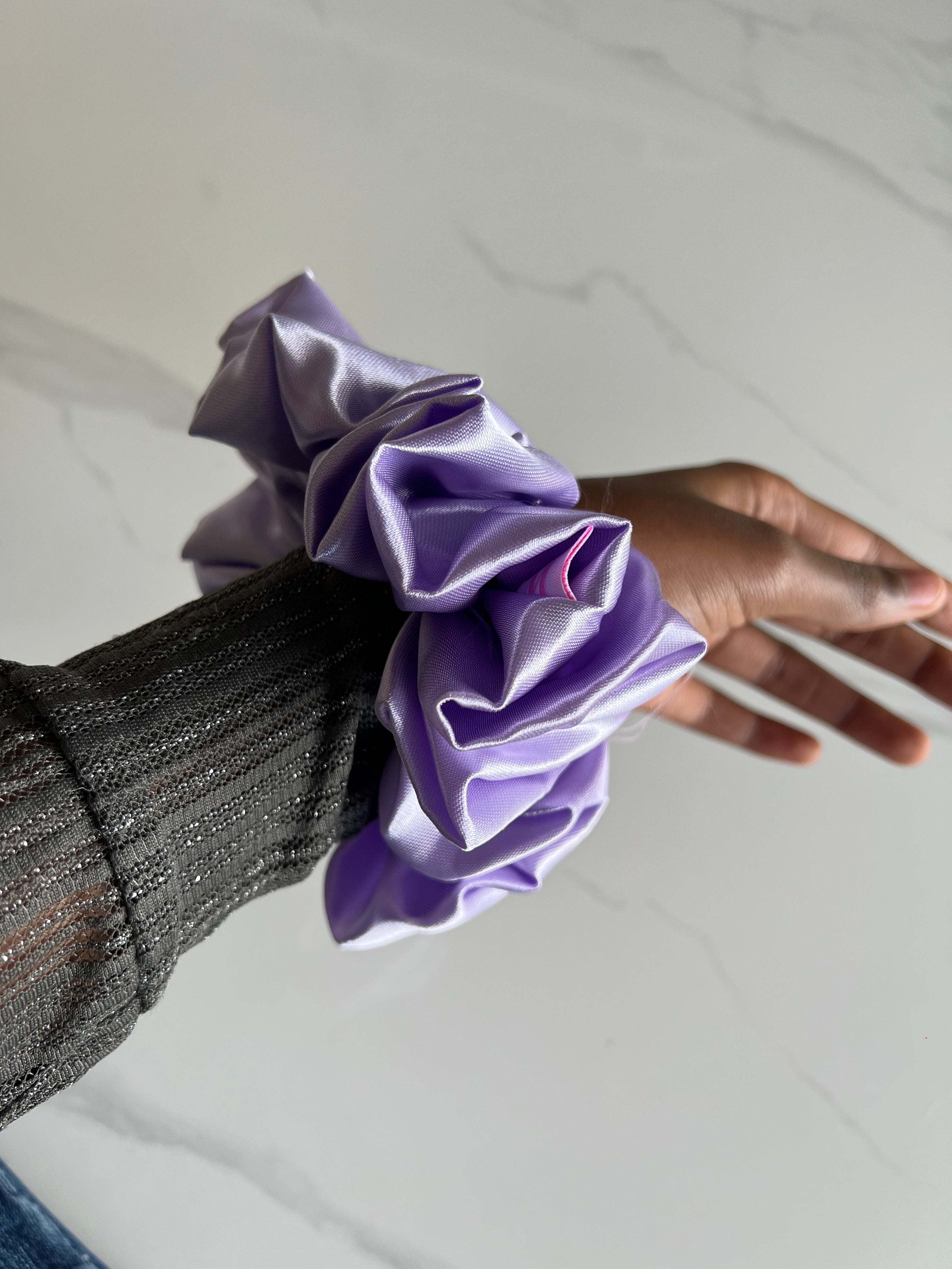 Scrunchie purple satin M-hearts