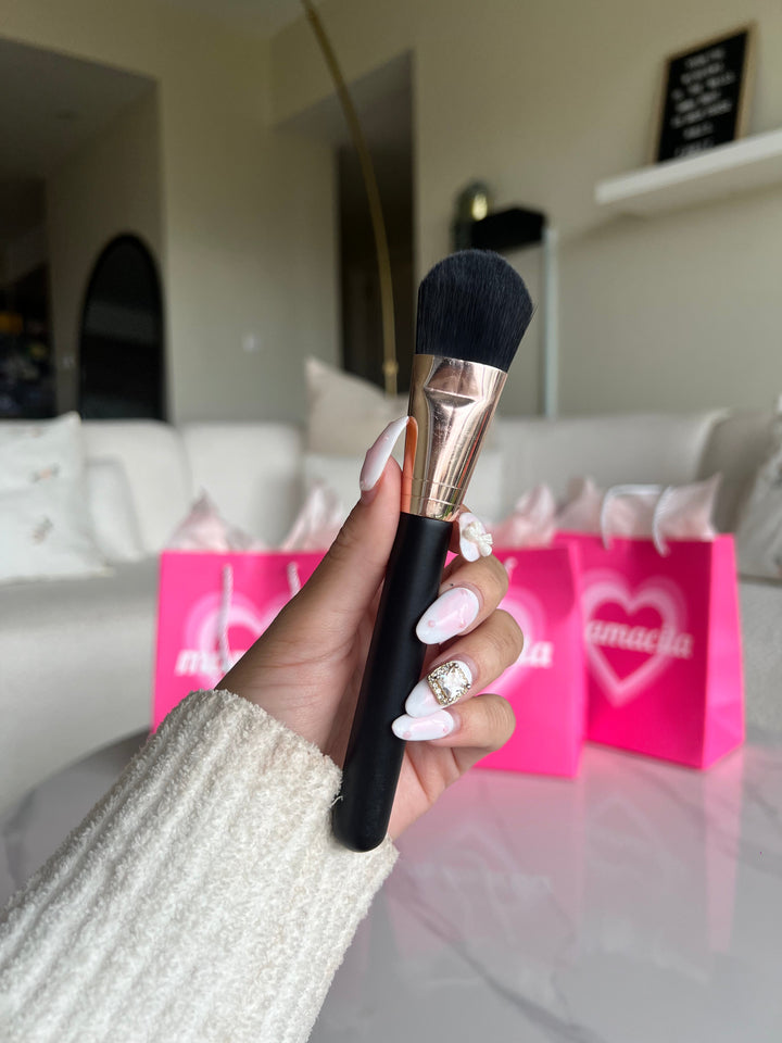 Ushas Foundation Brush with soft bristles, perfect for daily makeup application.