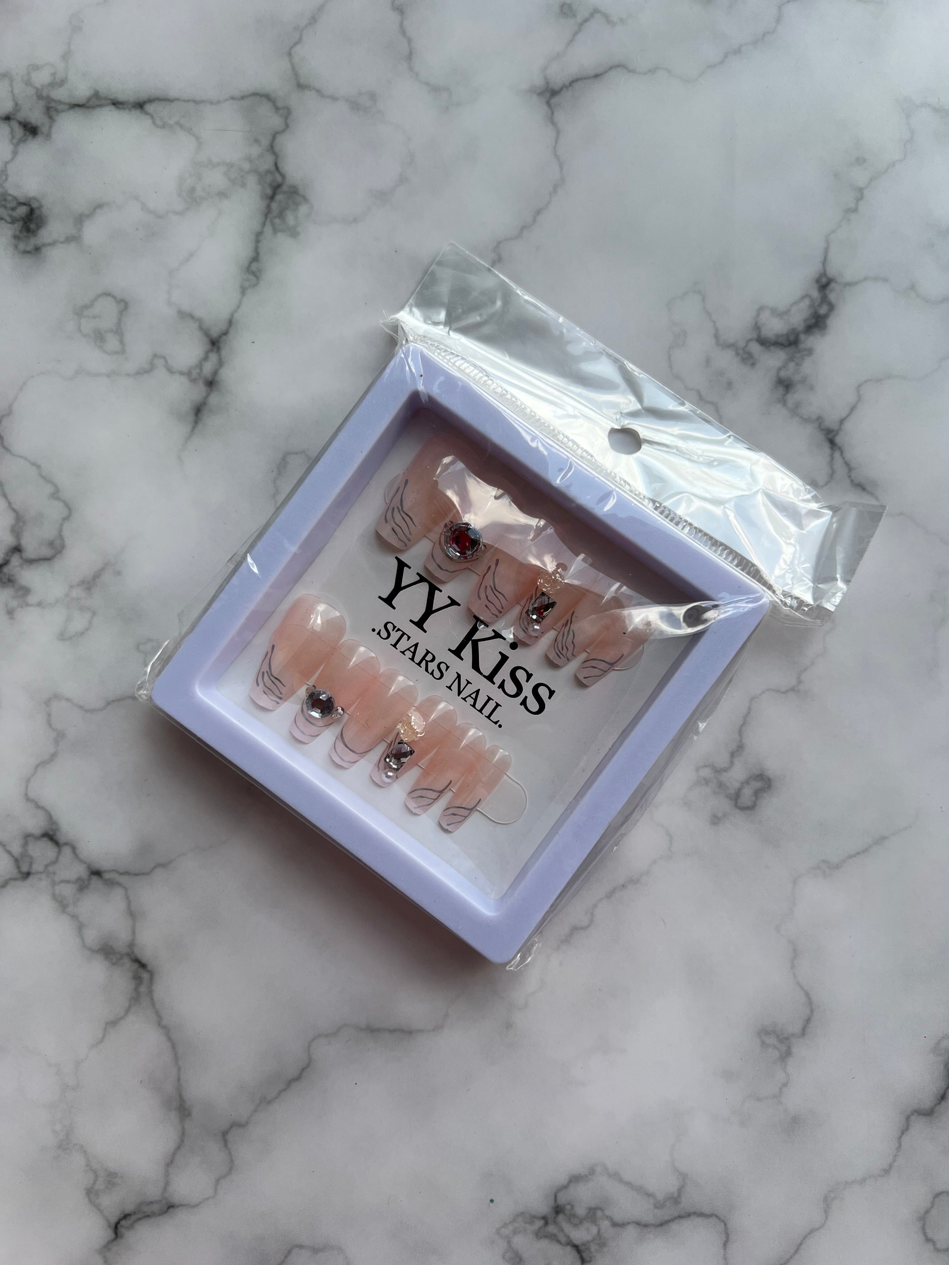 YY Kiss Press-On Nails